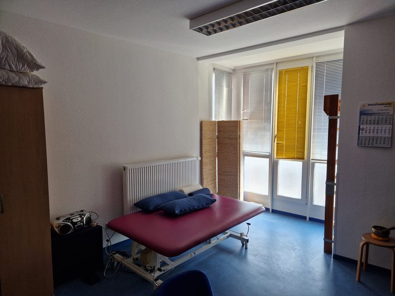 Behandlungsraum mit Therapieliege