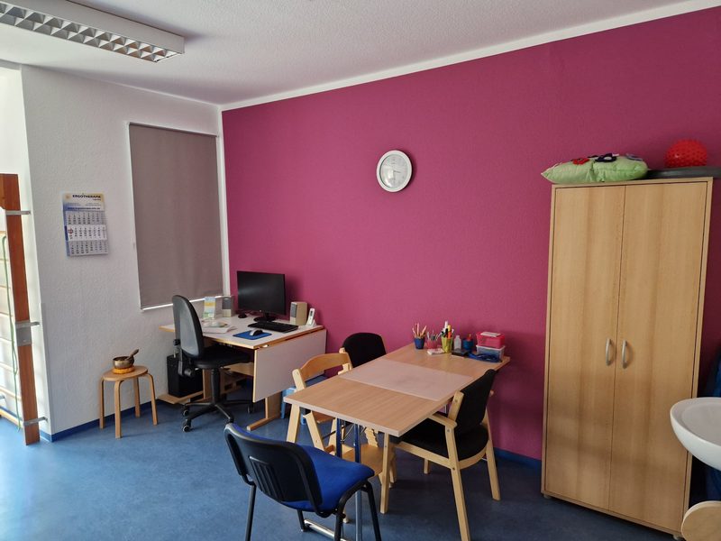Therapieraum mit Arbeitsplatz