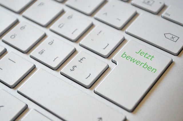 Tastatur mit Taste „Jetzt bewerben“